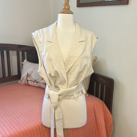NWT Vero Moda Aware tailored tie vest in cream size 12 or Large - Picture 2 of 2